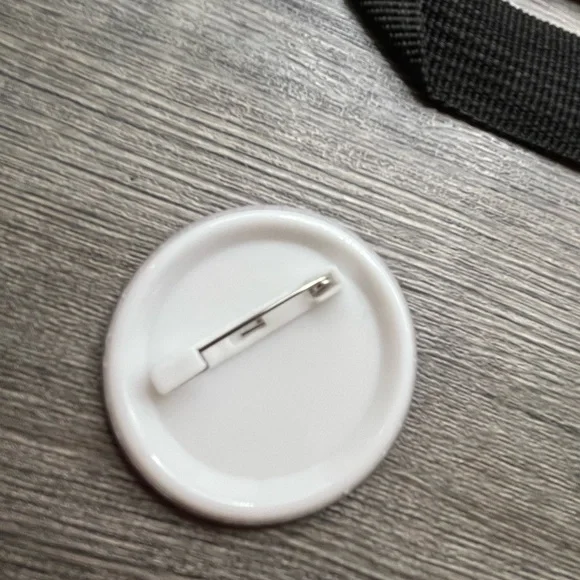 Queen Elizabeth II coin and pin - Picture 10 of 11